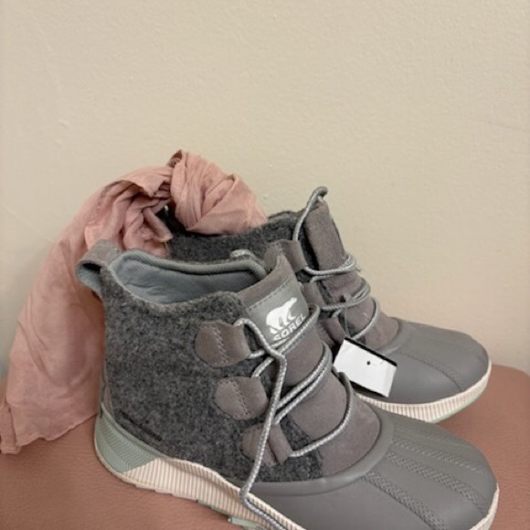 Sorel Pink and Gray High-Top Boots - Picture 4 of 10